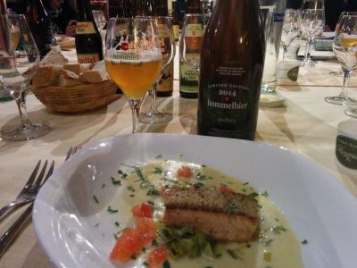 Una delle portate del 't Hommelhof: salmone, porri e erbe fresche alla Hommelbier abbinato a Hommelbier Fresh Harvest 2014