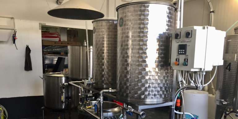 Cedesi attività di birrificio o impianto e attrezzature singolarmente