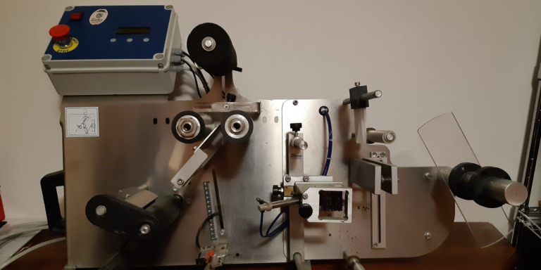 Il birrificio Leder vende un’etichettatrice semiautomatica