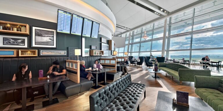 Quattro amici hanno acquistato un volo solo per bere al pub dell’aeroporto