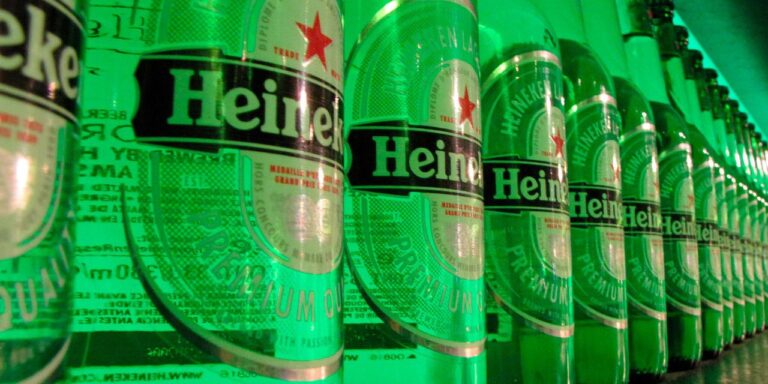 Locali fatali anche per l’industria: Heineken pronta a licenziare 8.000 lavoratori