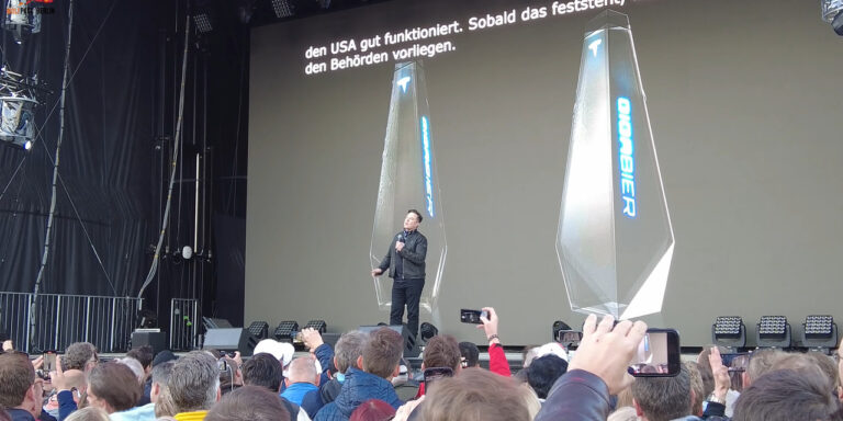 Elon Musk annuncia Gigabier: una birra confezionata in una bottiglia futuristica