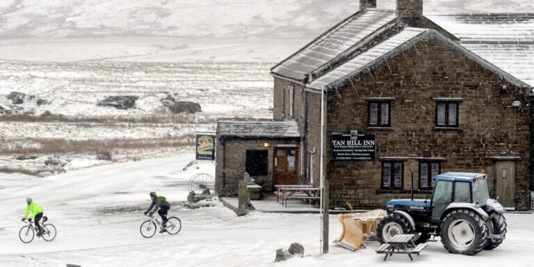 Regno Unito: la neve blocca 61 persone in un pub, ma cibo e birra non mancano