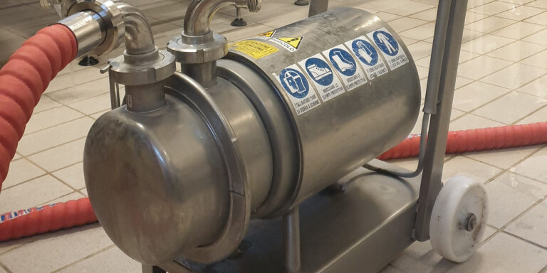 Il Birrificio della Granda vende attrezzature (pompe carrellate e vasca di accumulo)