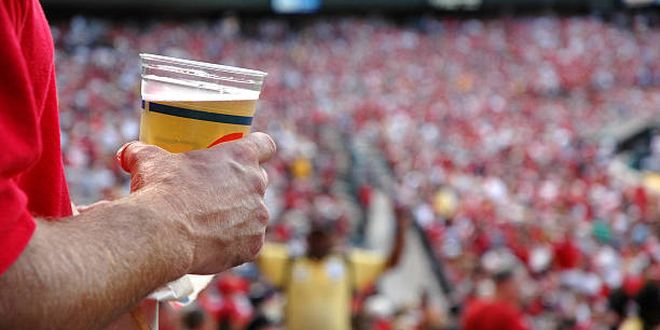 I tifosi inglesi potrebbero tornare a bere birra negli stadi, ma la polizia non è d’accordo