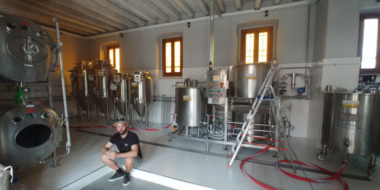 Il Devil Kiss Urban Brew Pub vende impianto completo con sala cottura da 3 hl