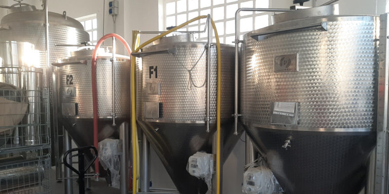 Vendesi sala cottura a 3 tini BBCinox, fermentatori, riempitrice e altre attrezzature