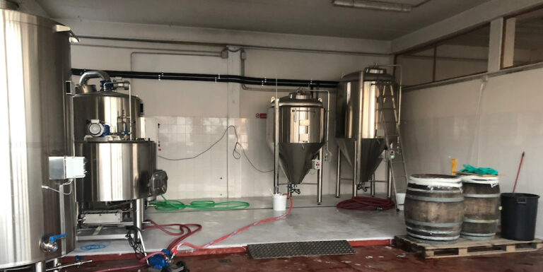Vendesi impianto completo con sala cottura da 10 hl, fermentatori, imbottigliatrice e altro