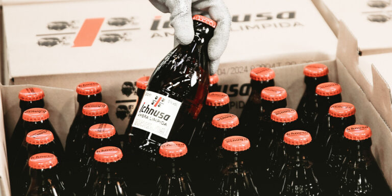 Ambra Limpida: la nuova birra di Ichnusa tra espedienti narrativi e legame col territorio (grazie al riso)