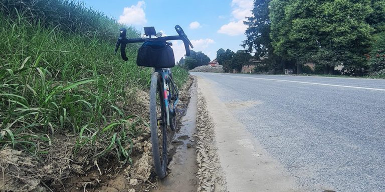 Un viaggio in bici per gli alluvionati dell’Emilia-Romagna, tra pub e Farmhouse Pride