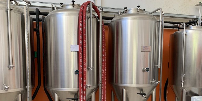 Il birrificio Beer In vende due fermentatori troncoconici