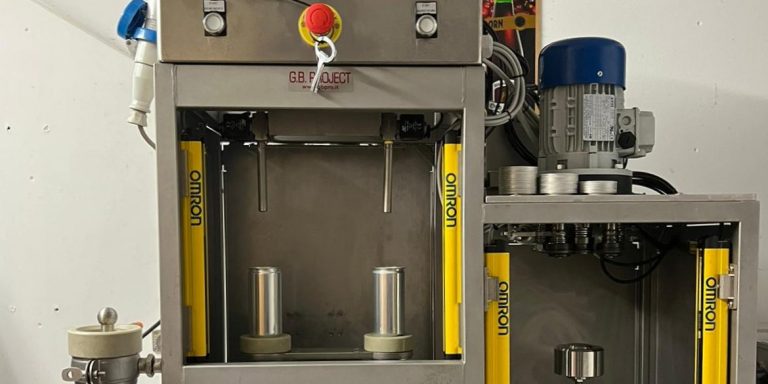 Vendesi riempitrice monoblocco per lattine e graffatrice semiautomatica