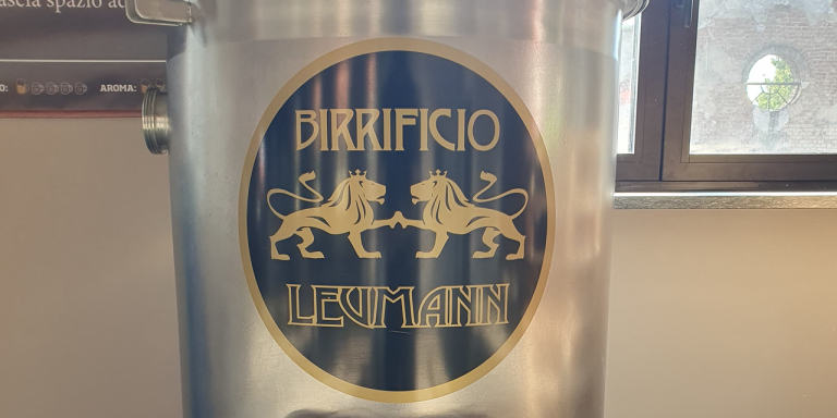 Il birrificio Leumann vende fermentatori, etichettatrice e hop bag