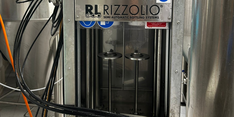 Il birrificio Bajon vende un’inlattinatrice Rizzolio semi automatica