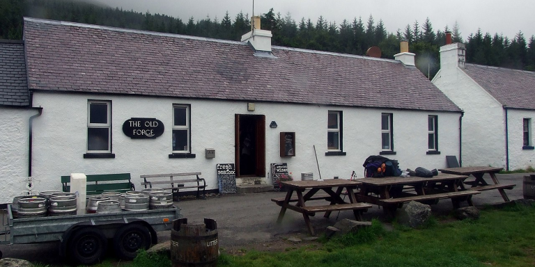La storia dell’Old Forge, il pub più sperduto del Regno Unito gestito dagli abitanti del posto