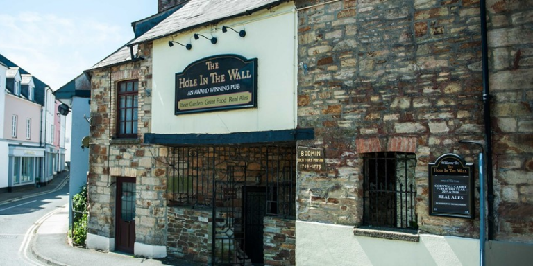 Il pub dell’anno con la svastica sul muro: la controversa vicenda del premio revocato dal CAMRA