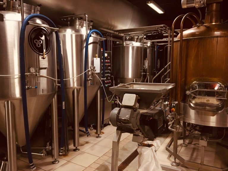 Birrificio vende impianto completo con sala cottura, fermentatori, imbottigliatrice e altro