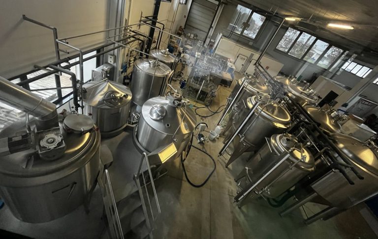 Vendesi birrificio completo con sala cottura da 11 hl