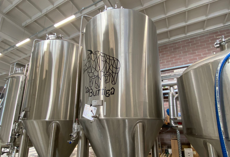 Il birrificio La Buttiga vende fermentatori, etichettatrice e altre attrezzature