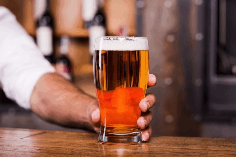 Inno al bancone: 5 motivi per cui lì si nasconde la vera anima del pub