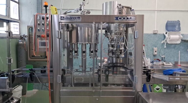 Birra Carrù vende una riempitrice monoblocco a caduta per birra o vino