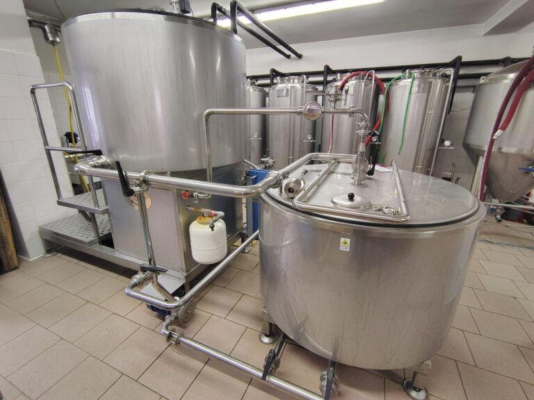 Vendesi impianto completo e attrezzature con sala cottura da 5 hl