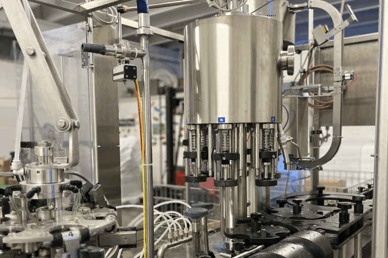 Il birrificio Quattro Venti vende un’imbottigliatrice automatica a gravità