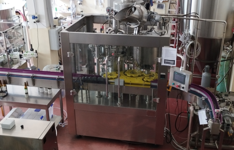 Birrificio artigianale vende imbottigliatrice, chiller e imballatrice