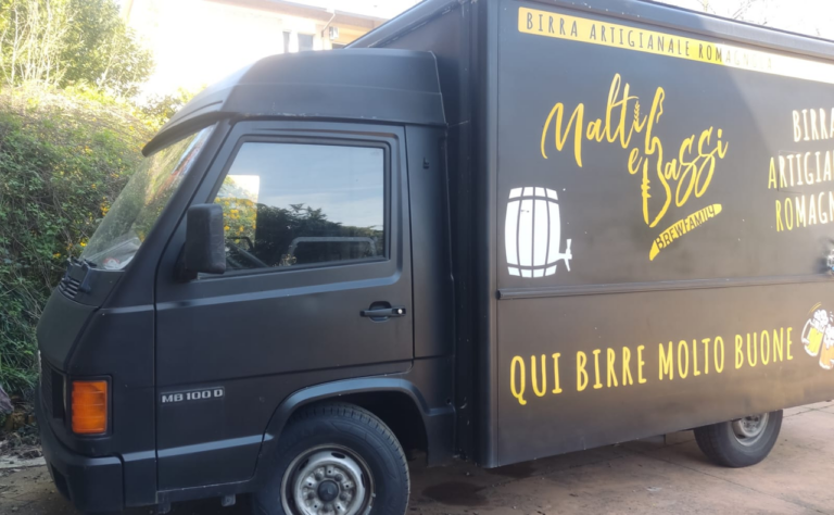 Vendesi food truck fornito di impianto di spillatura (7 vie), friggitrice, frigorifero e altro